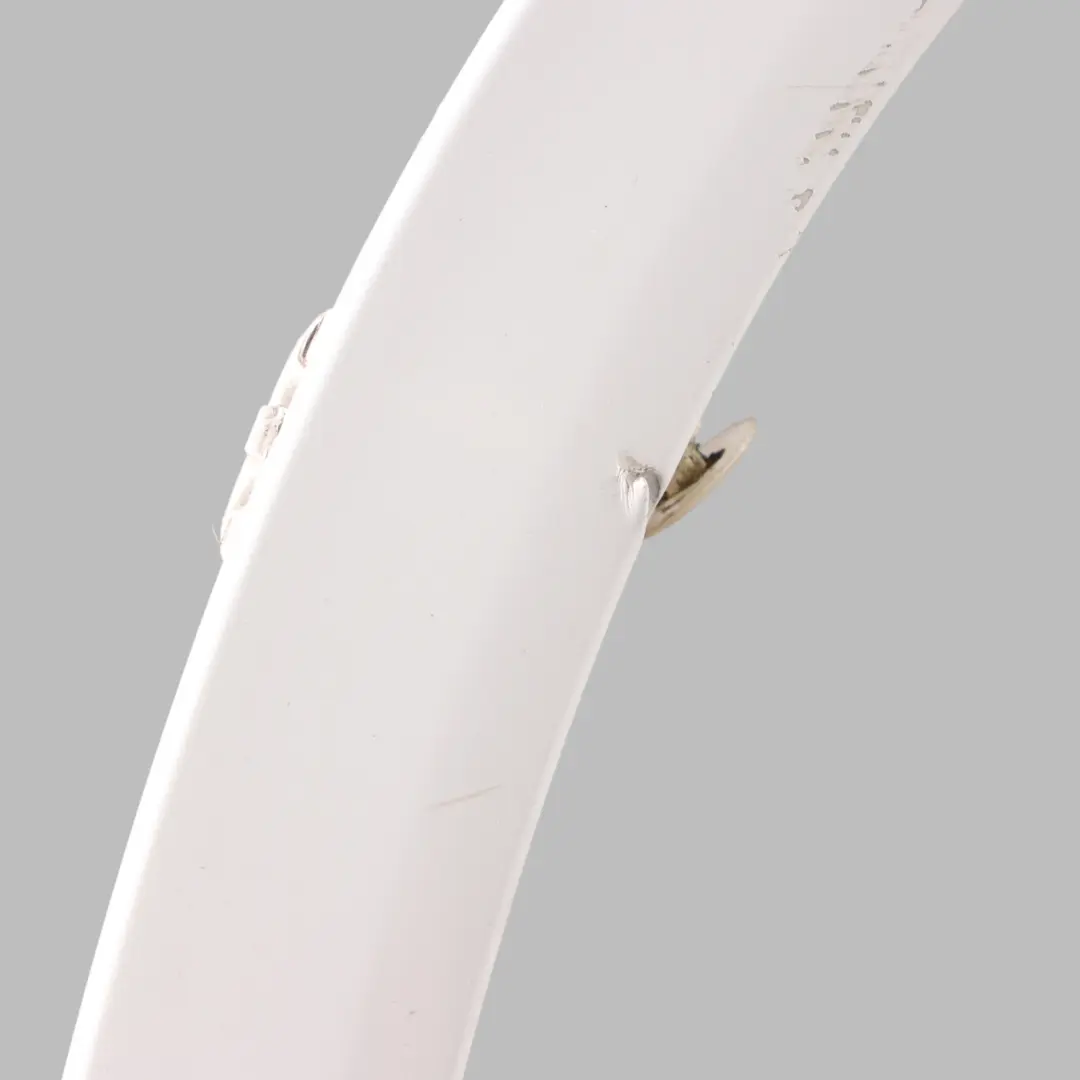 Rivestimento passaruota posteriore destro Alpinweiss - 300 per BMW X1 E84 con numero di parte 8049942 BMW X1 E84 Rivestimento passaruota posteriore destro Alpinweiss - 300 - SKU 8049942-AW - Numero di parte 8049942