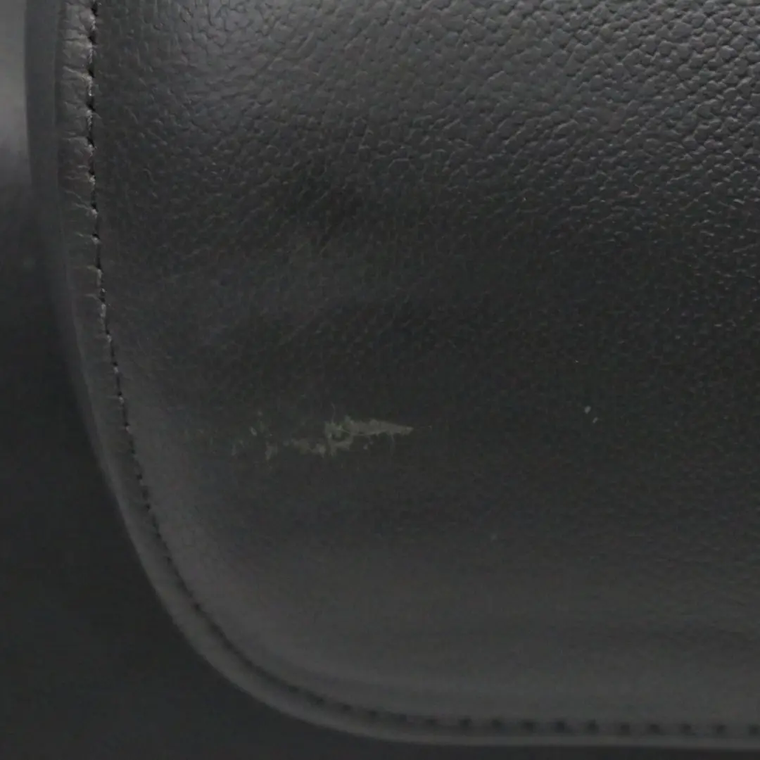 Audi A4 B8 Recouvrement dossier gauche banquette arrière en cuir noir Soul - SKU 8K0885805P - Numéro de pièce 8K0885805P