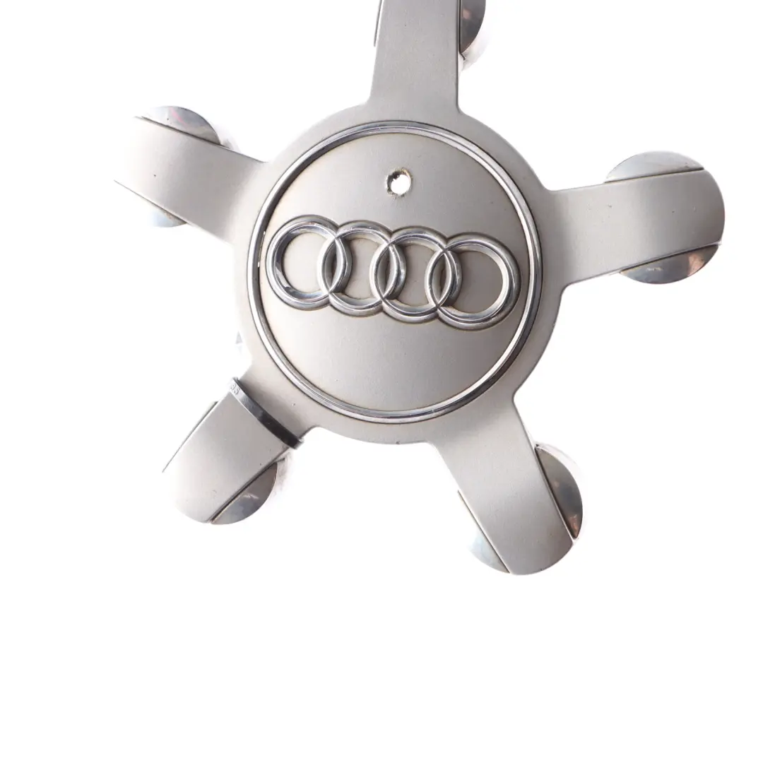 Dekielek 135 mm Srebrny do Audi A3 8V o numerze 8R0601165 Audi A3 8V Dekielek 135 mm Srebrny - SKU 8R0601165 - Numer Części 8R0601165