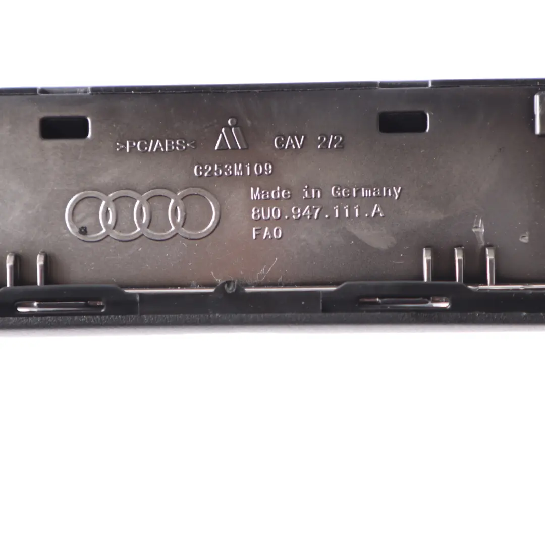 Lampa Lampka Oświetlenie Kabiny Podsufitki Tył Tylna do Audi A1 8X o numerze 8U0947111A Audi A1 8X Lampa Lampka Oświetlenie Kabiny Podsufitki Tył Tylna - SKU 8U0947111A - Numer Części 8U0947111A