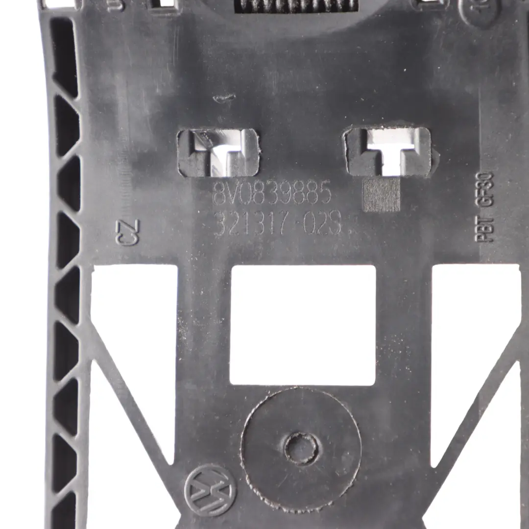 Supporto Esterna Porta Anteriore Sinistra Passeggero per Audi A3 8V con numero di parte 8V0839885 Audi A3 8V Supporto Esterna Porta Anteriore Sinistra Passeggero - SKU 8V0839885 - Numero di parte 8V0839885