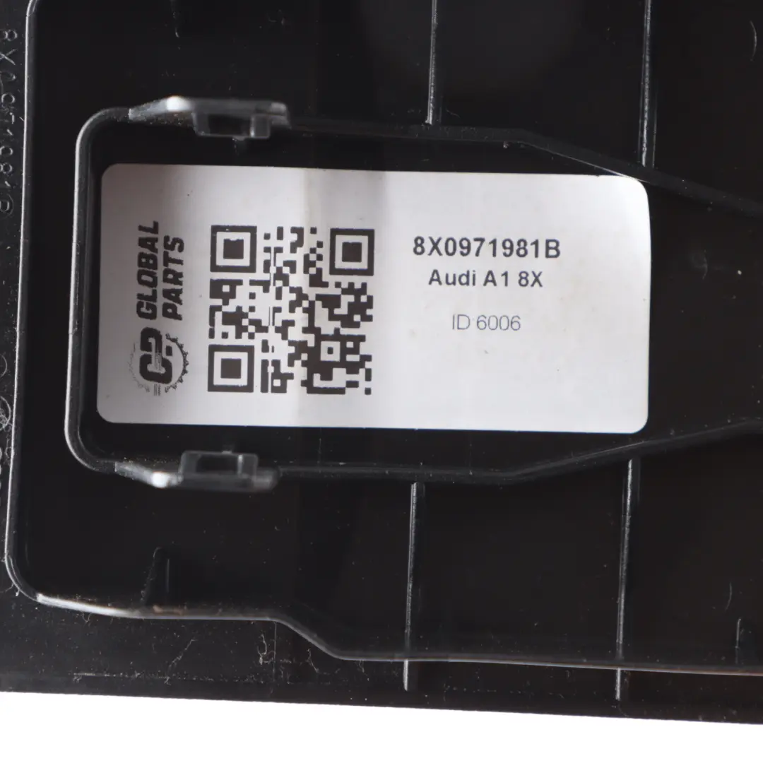 Rivestimento connettore di cablaggio del sedile anteriore per Audi A1 8X con numero di parte 8X0971981B Audi A1 8X Rivestimento connettore di cablaggio del sedile anteriore - SKU 8X0971981B - Numero di parte 8X0971981B