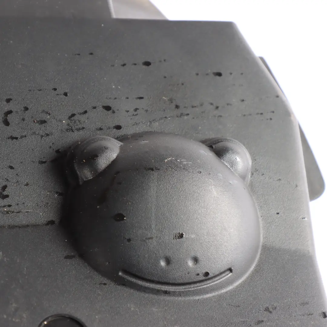 Burgman Skywave AN400 Helm Box Coffre Trim Panel Cover to Suzuki with Part number 92212-14F10 Suzuki Burgman Skywave AN400 Helm Box Coffre Trim Panel Cover - SKU 9221214F10000 - Part number 92212-14F10