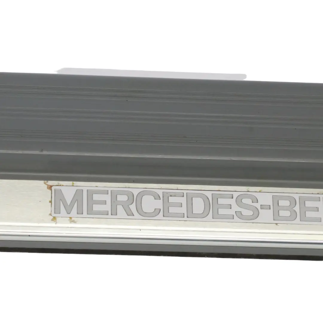Rail seuil de porte intérieur garniture noire pour Mercedes C140 à propos du numéro de pièce A1406800935 Mercedes C140 Rail seuil de porte intérieur garniture noire - SKU A1406800935 - Numéro de pièce A1406800935