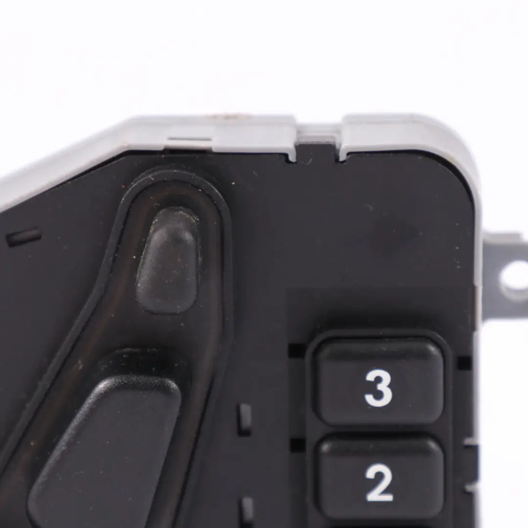 Sitzverstellungsschalter vorne rechts Memory Taste für Mercedes C140 mit Teilenummer A1408200610 Mercedes C140 Sitzverstellungsschalter vorne rechts Memory Taste - SKU A1408200610 - Teilenummer A1408200610