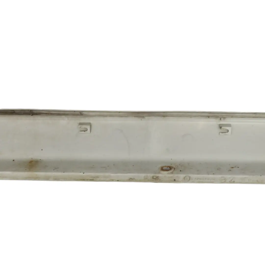 Couvre seuil de porte latérale gauche Brilliant Silver - 744 pour Mercedes ML W163 à propos du numéro de pièce A1636900340 Mercedes ML W163 Couvre seuil de porte latérale gauche Brilliant Silver - 744 - SKU A1636900340-BRS - Numéro de pièce A1636900340