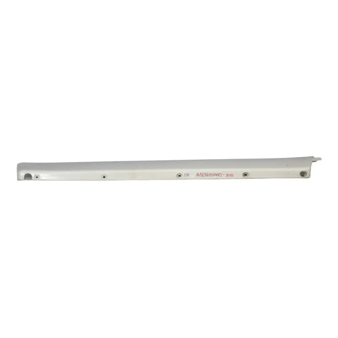 Battiscopa laterale soglia porta destra Argento brillante 744 per Mercedes ML W163 con numero di parte A1636900440 Mercedes ML W163 Battiscopa laterale soglia porta destra Argento brillante 744 - SKU A1636900440-BRS - Numero di parte A1636900440
