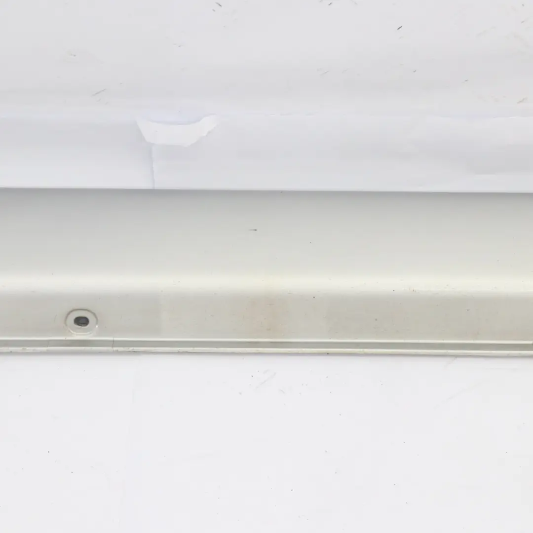 Türschwellerabdeckung rechts Brillant Silber - 744 für Mercedes ML W163 mit Teilenummer A1636900440 Mercedes ML W163 Türschwellerabdeckung rechts Brillant Silber - 744 - SKU A1636900440-BRS - Teilenummer A1636900440
