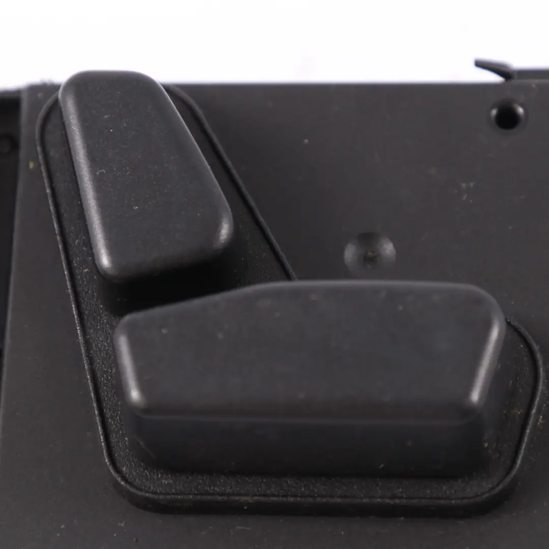 Commutateur réglage siège Mémoire avant droite pour Mercedes ML W163 à propos du numéro de pièce A1638202310 Mercedes ML W163 Commutateur réglage siège Mémoire avant droite - SKU A1638202310 - Numéro de pièce A1638202310