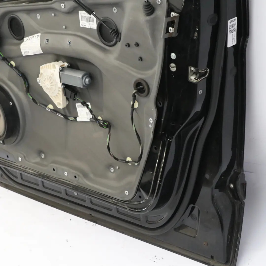 Puerta Delantera Derecha Negro Tropical Metalizado - 160 para Mercedes W169 con número de pieza A1697202205 Mercedes W169 Puerta Delantera Derecha Negro Tropical Metalizado - 160 - SKU A1697202205-TBL - Número de pieza A1697202205