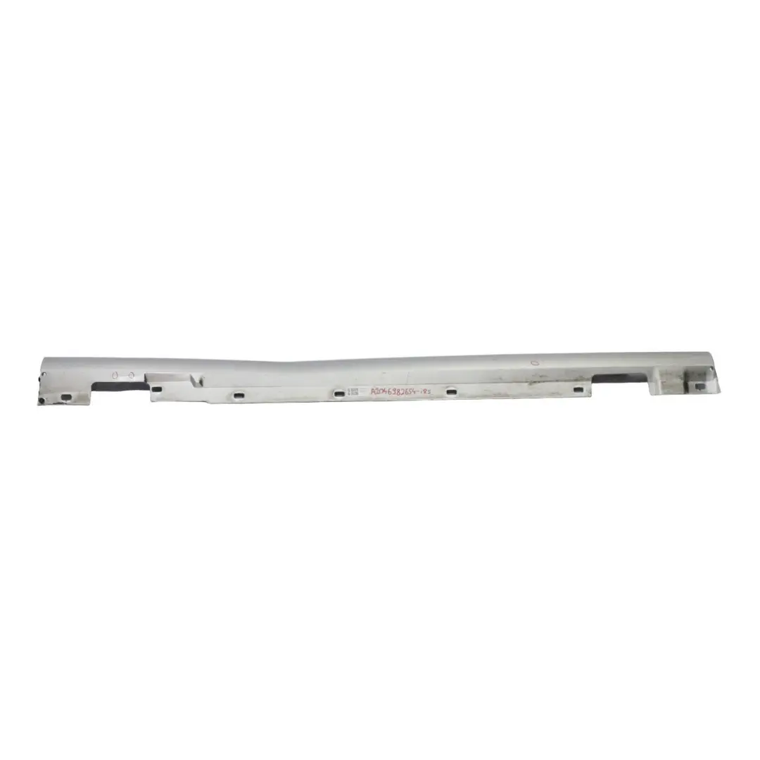 Gonna laterale copri soglia porta destra Iridium Silver - 775 per Mercedes C204 AMG con numero di parte A2046982654 Mercedes C204 AMG Gonna laterale copri soglia porta destra Iridium Silver - 775 - SKU A2046982654-IRS - Numero di parte A2046982654