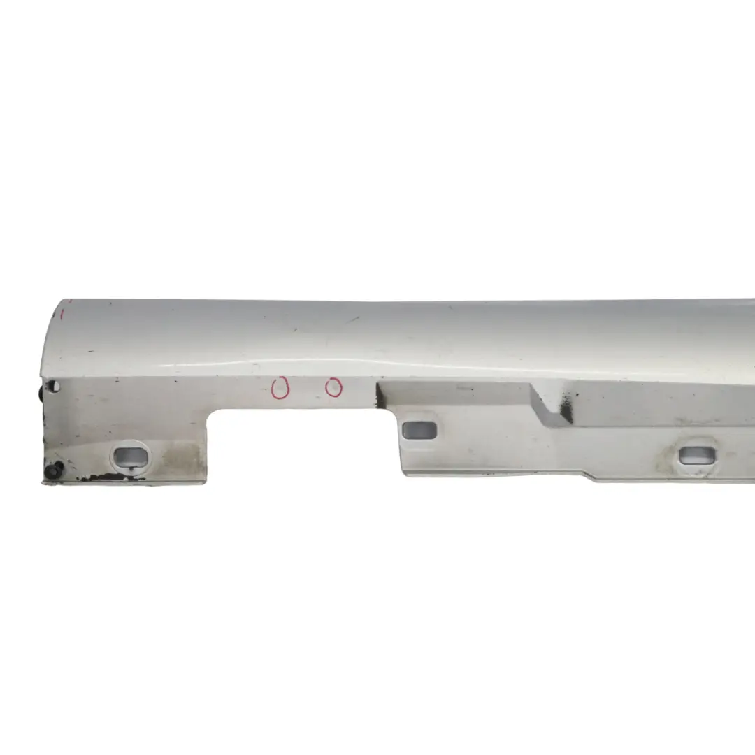 Gonna laterale copri soglia porta destra Iridium Silver - 775 per Mercedes C204 AMG con numero di parte A2046982654 Mercedes C204 AMG Gonna laterale copri soglia porta destra Iridium Silver - 775 - SKU A2046982654-IRS - Numero di parte A2046982654