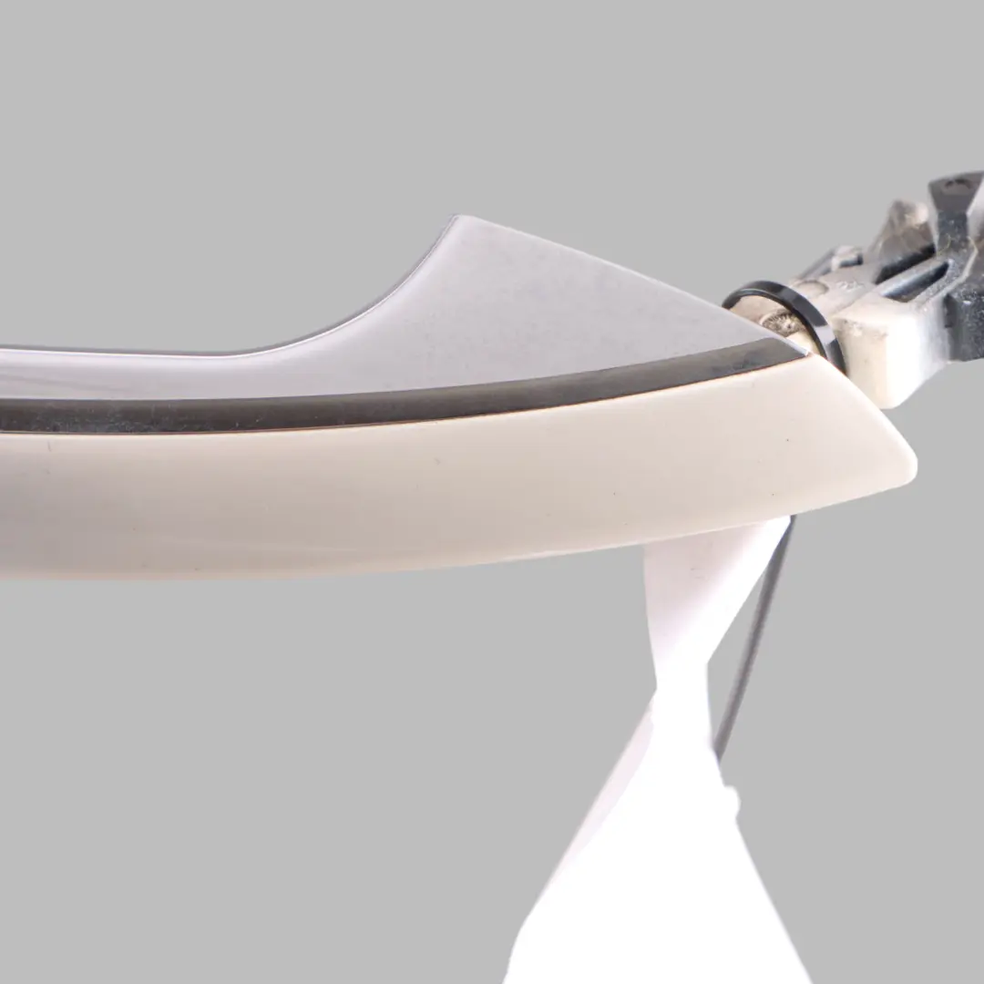 Klamka Prawy Tył Zewnętrzna Diamentowa Biała 799 do Mercedes W176 W204 o numerze A2047601470 Mercedes W176 W204 Klamka Prawy Tył Zewnętrzna Diamentowa Biała 799 - SKU A2047601470-DWM - Numer Części A2047601470