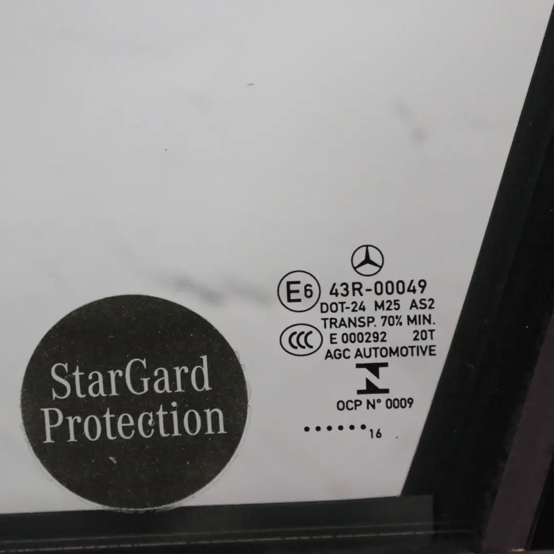 Porta anteriore sinistra Blu brillante metallizzato - 896 per Mercedes W205 con numero di parte A2057200105 Mercedes W205 Porta anteriore sinistra Blu brillante metallizzato - 896 - SKU A2057200105-BRB - Numero di parte A2057200105