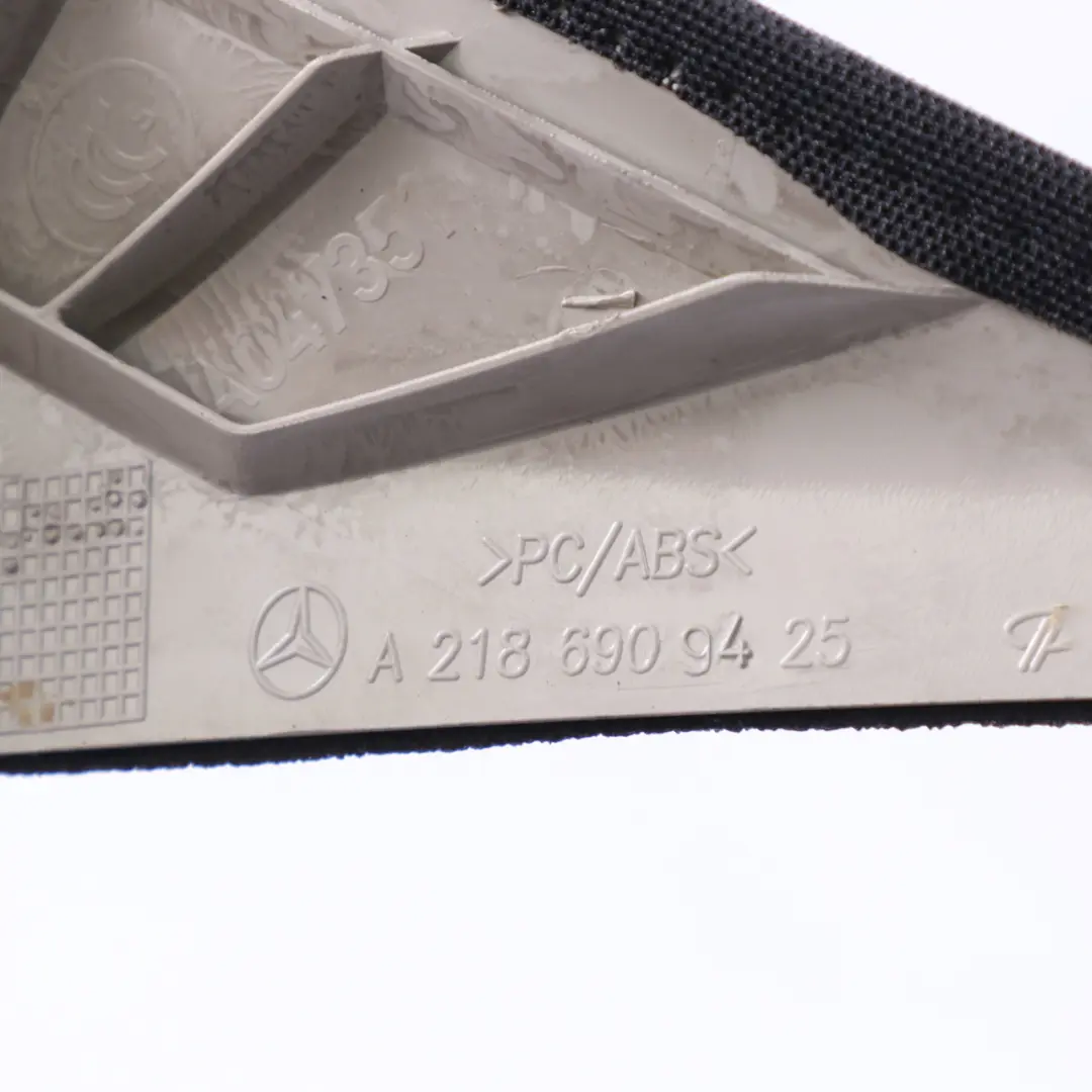 Vorne Rechts A-Säule Verkleidungsplatte Schwarz für Mercedes X218 mit Teilenummer A2186909425 Mercedes X218 Vorne Rechts A-Säule Verkleidungsplatte Schwarz - SKU A2186909425 - Teilenummer A2186909425