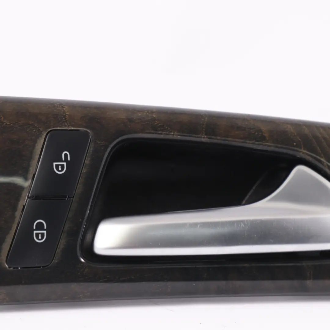 Interior manija puerta delantera izquierda Pulsador agarre Madera para Mercedes X218 con número de pieza A2187205880 Mercedes X218 Interior manija puerta delantera izquierda Pulsador agarre Madera - SKU A2187205880 - Número de pieza A2187205880