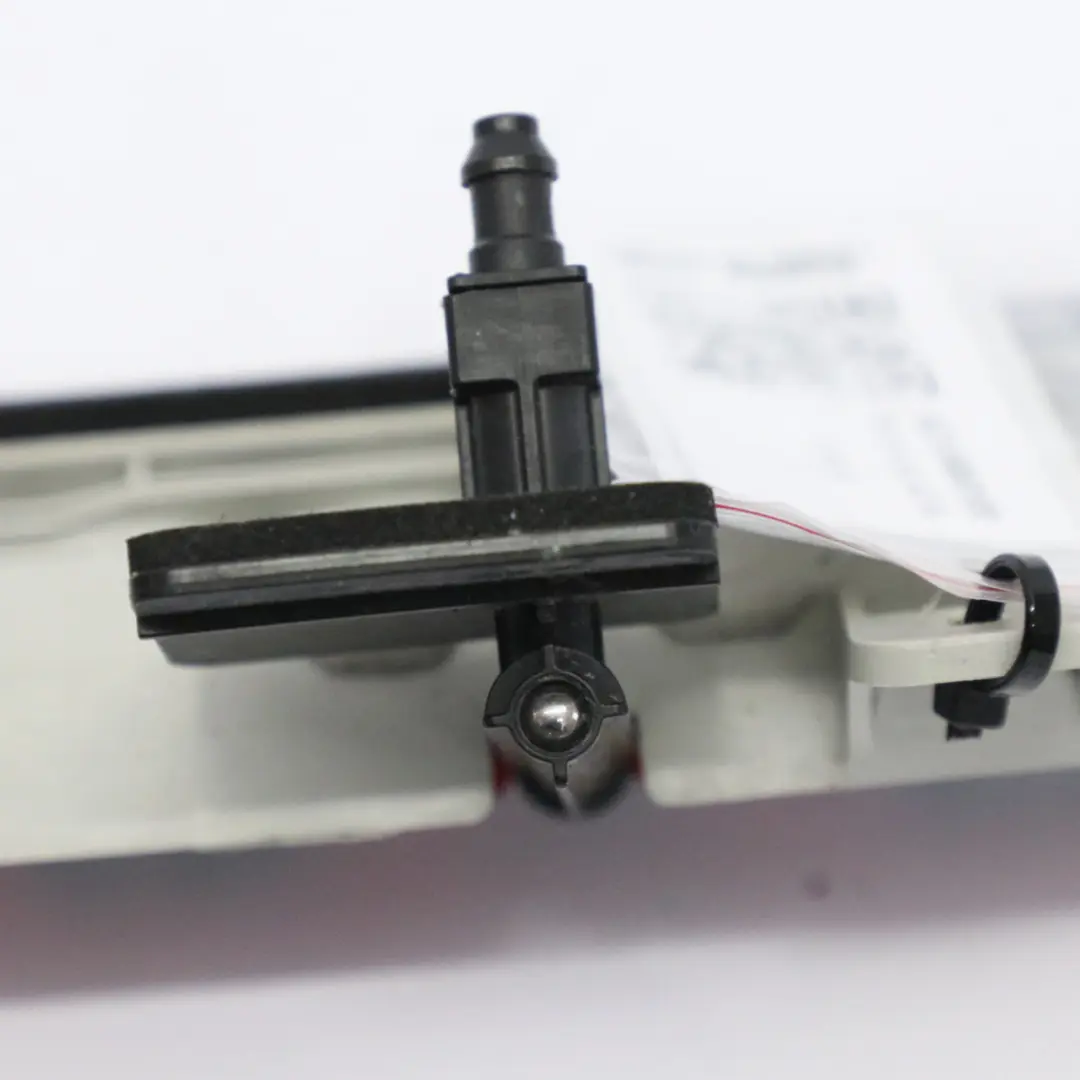 Luce di stop aggiuntiva terza luce freno posteriore per Mercedes X218 con numero di parte A2189060100 Mercedes X218 Luce di stop aggiuntiva terza luce freno posteriore - SKU A2189060100 - Numero di parte A2189060100