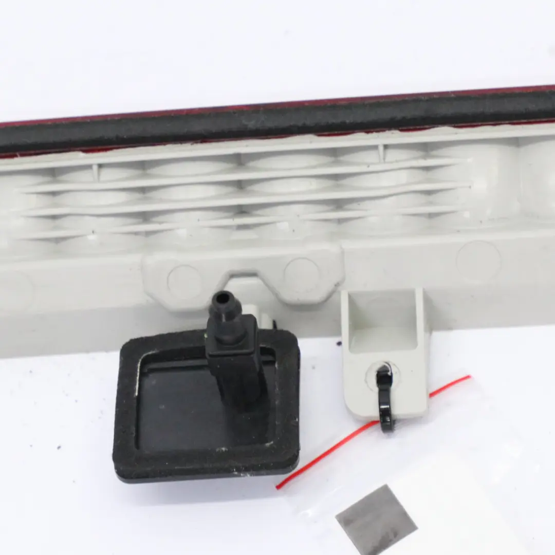 Luce di stop aggiuntiva terza luce freno posteriore per Mercedes X218 con numero di parte A2189060100 Mercedes X218 Luce di stop aggiuntiva terza luce freno posteriore - SKU A2189060100 - Numero di parte A2189060100