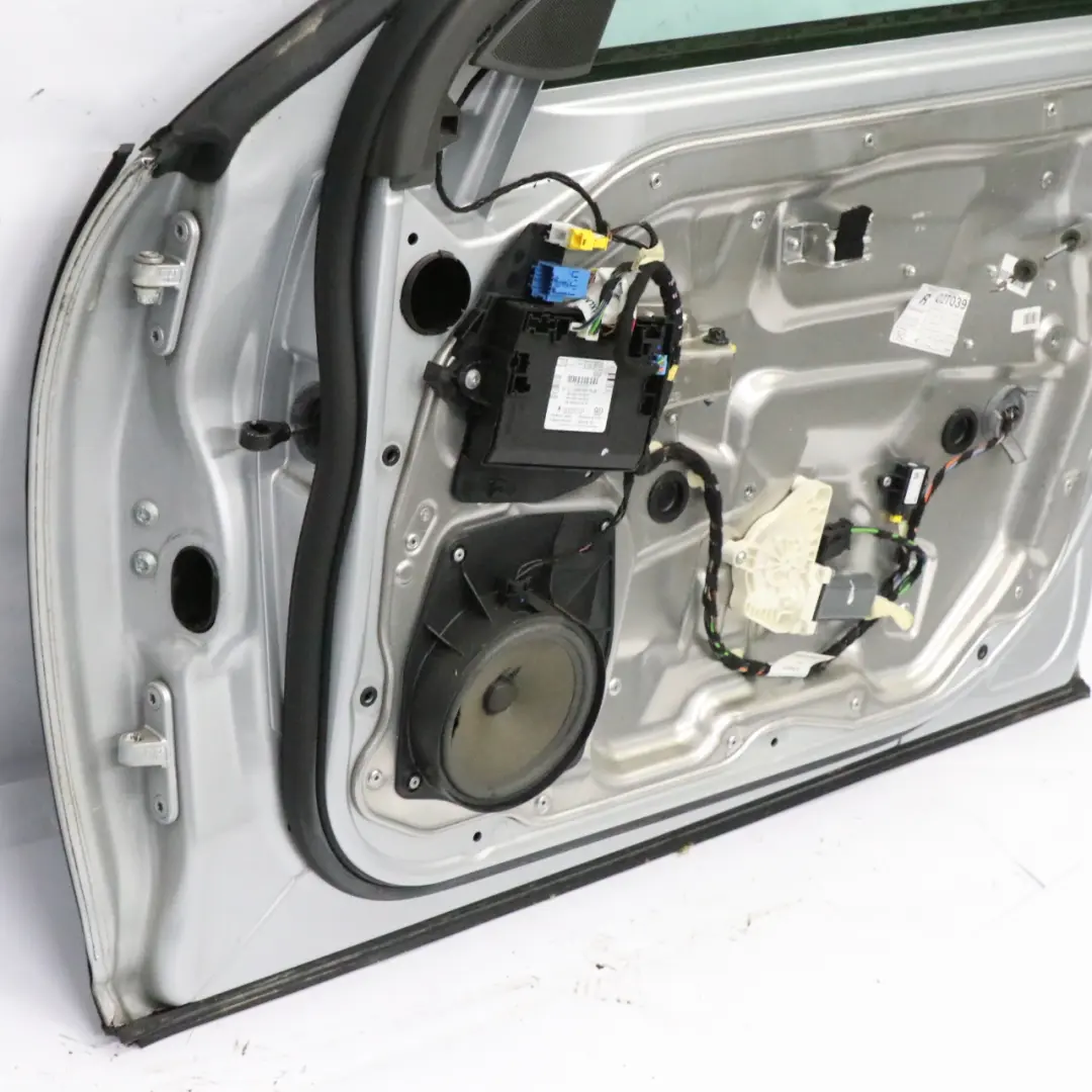 Drzwi Przednie Prawy Przód Srebrne do Mercedes W221 o numerze A2217200205 Mercedes W221 Drzwi Przednie Prawy Przód Srebrne - SKU A2217200205-IRS1 - Numer Części A2217200205