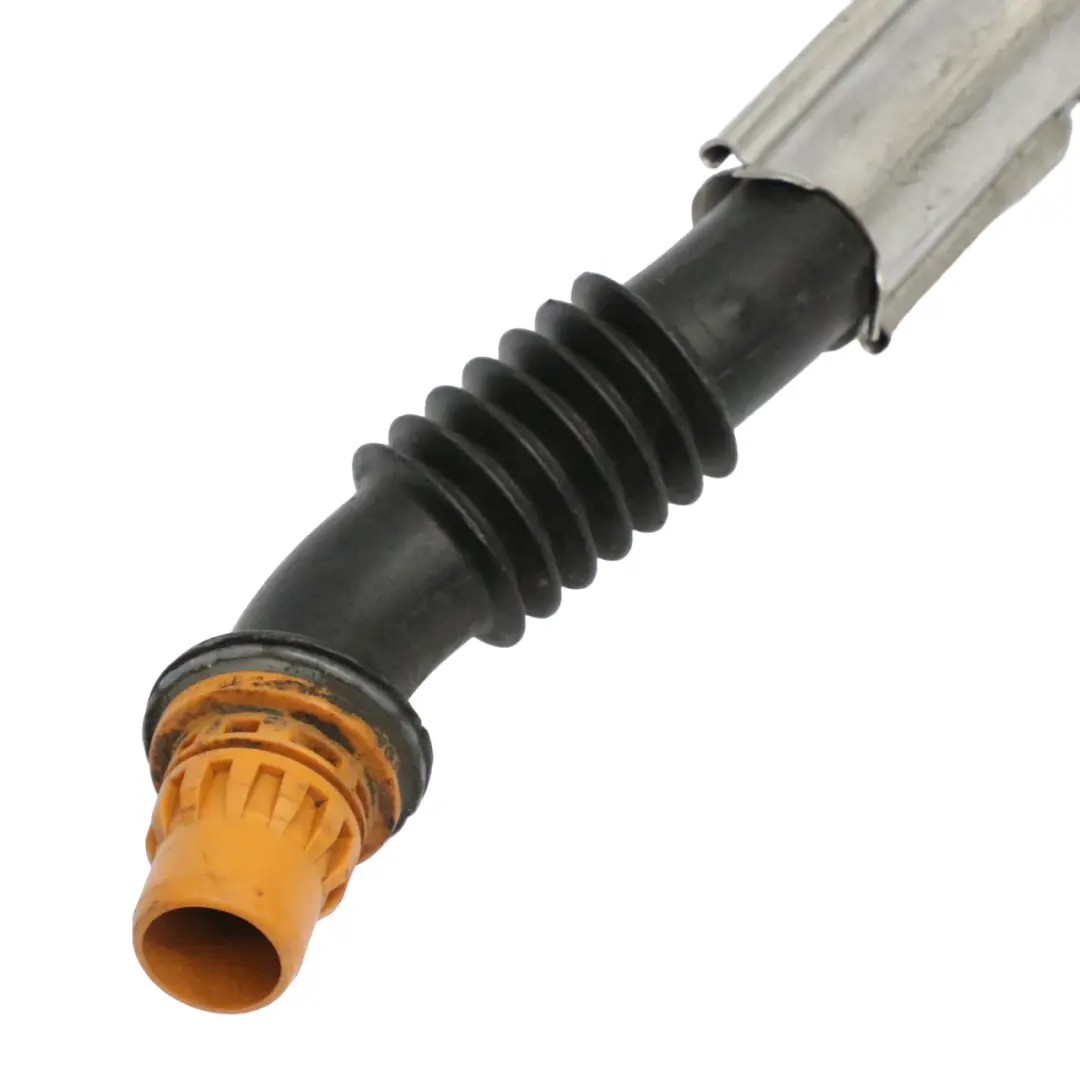 Mercedes W251 Cuello llenado tanque manguera tapa OM642 Diesel - SKU A2514702220-1 - Número de pieza A2514702220
