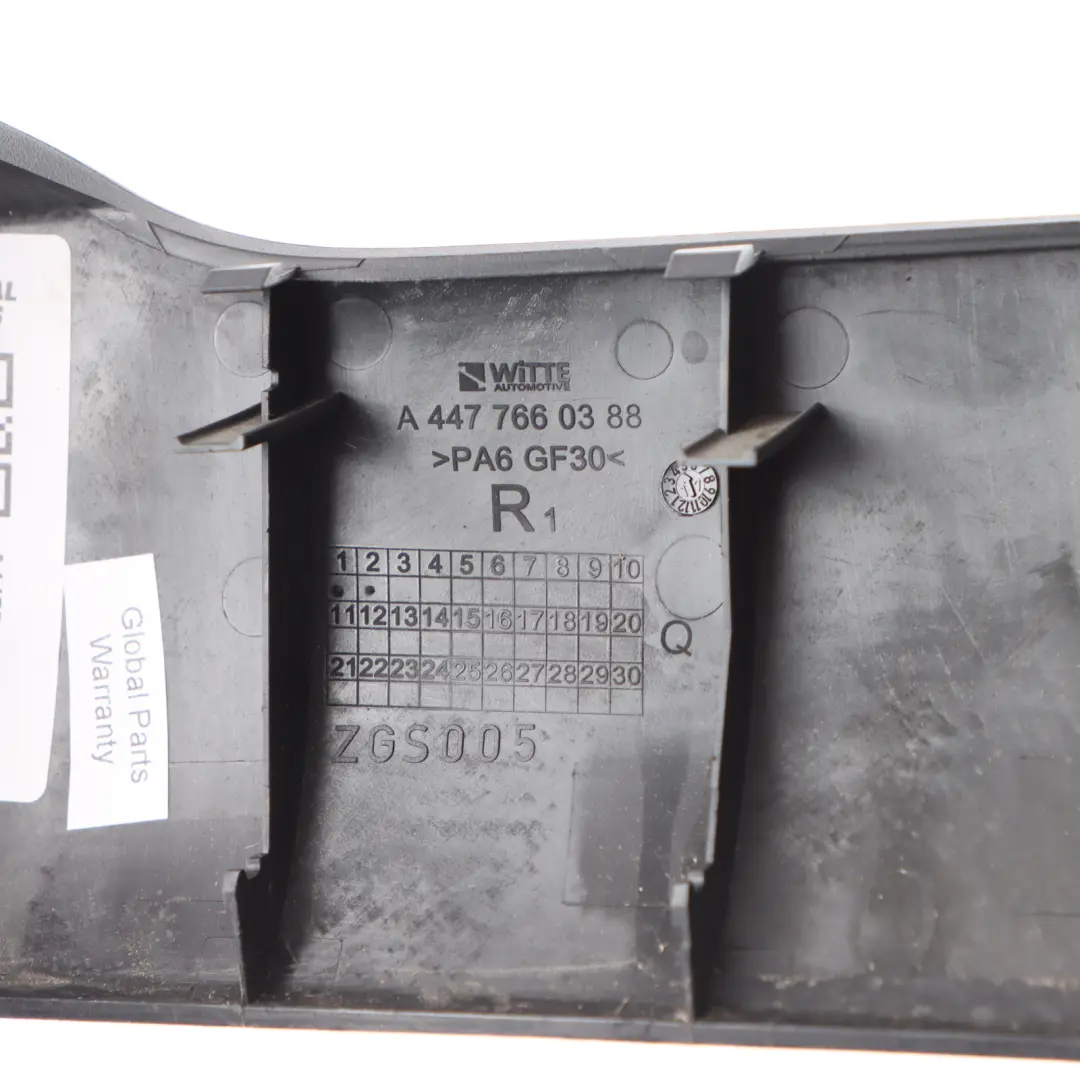 Mercedes W447 Osłona Klamki Wewnętrznej Drzwi Prawa Tylna Dolna - SKU A4477660388 - Numer Części A4477660388