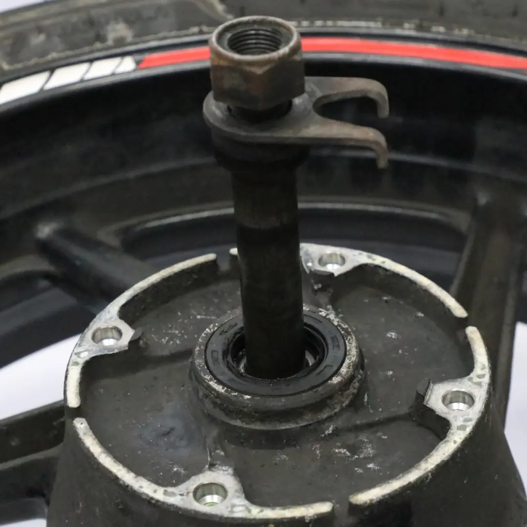 CBR F3 Ruota posteriore R17 Pneumatico Maxxis 160/60 per Honda con numero di parte WHEEL-REAR-CBR Honda CBR F3 Ruota posteriore R17 Pneumatico Maxxis 160/60 - SKU WHEEL-REAR-CBR - Numero di parte WHEEL-REAR-CBR