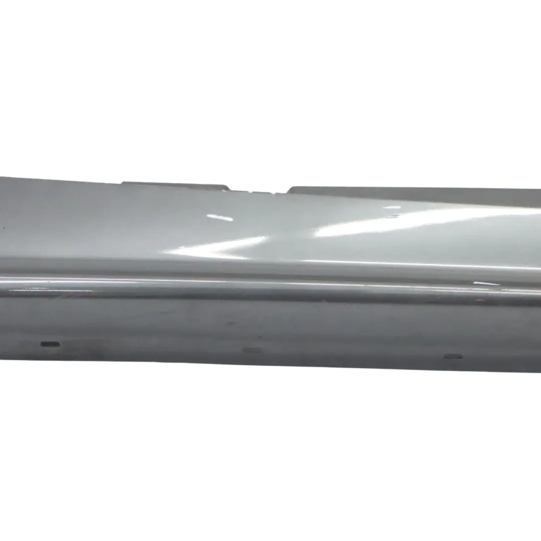 Bas de Porte Couverture Seuil Droite Brillant Graphite - A22 pour BMW E87 à propos du numéro de pièce 0036144 BMW E87 Bas de Porte Couverture Seuil Droite Brillant Graphite - A22 - SKU 0036144-SG1 - Numéro de pièce 0036144
