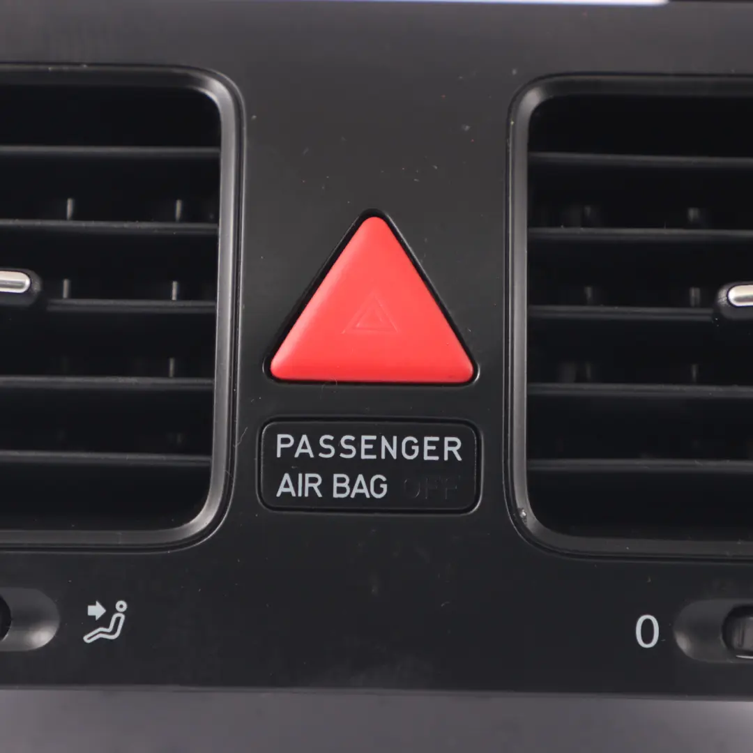 VW Golf 1K Dashboard Lüftungs Düse Kühler Grill Warndreieck - SKU 1K0819728J - Teilenummer 1K0819728J