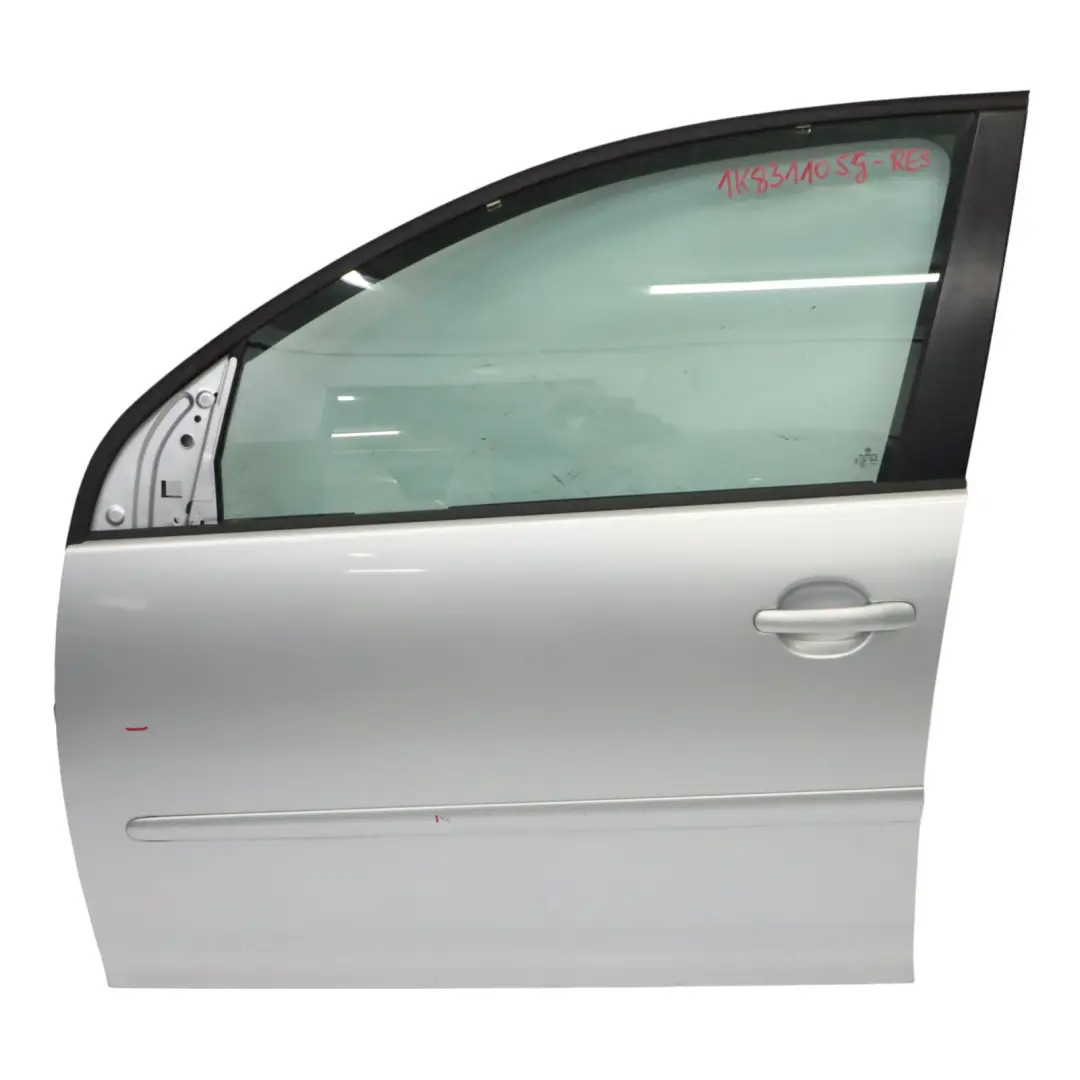 Mk5 Puerta Delantera Izquierda Reflex Silver Metallic - A7W para Volkswagen VW Golf con número de pieza 1K4831105G Volkswagen VW Golf Mk5 Puerta Delantera Izquierda Reflex Silver Metallic - A7W - SKU 1K4831105G-RES - Número de pieza 1K4831105G