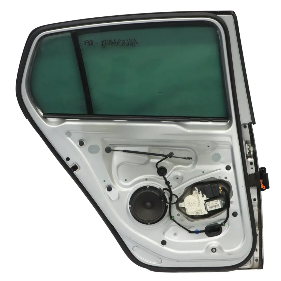 Mk5 Drzwi Lewe Tylne Reflex Silver Srebrny Metalik - A7W do VW Volkswagen Golf o numerze 1K6833105J VW Volkswagen Golf Mk5 Drzwi Lewe Tylne Reflex Silver Srebrny Metalik - A7W - SKU 1K6833105J-RES - Numer Części 1K6833105J