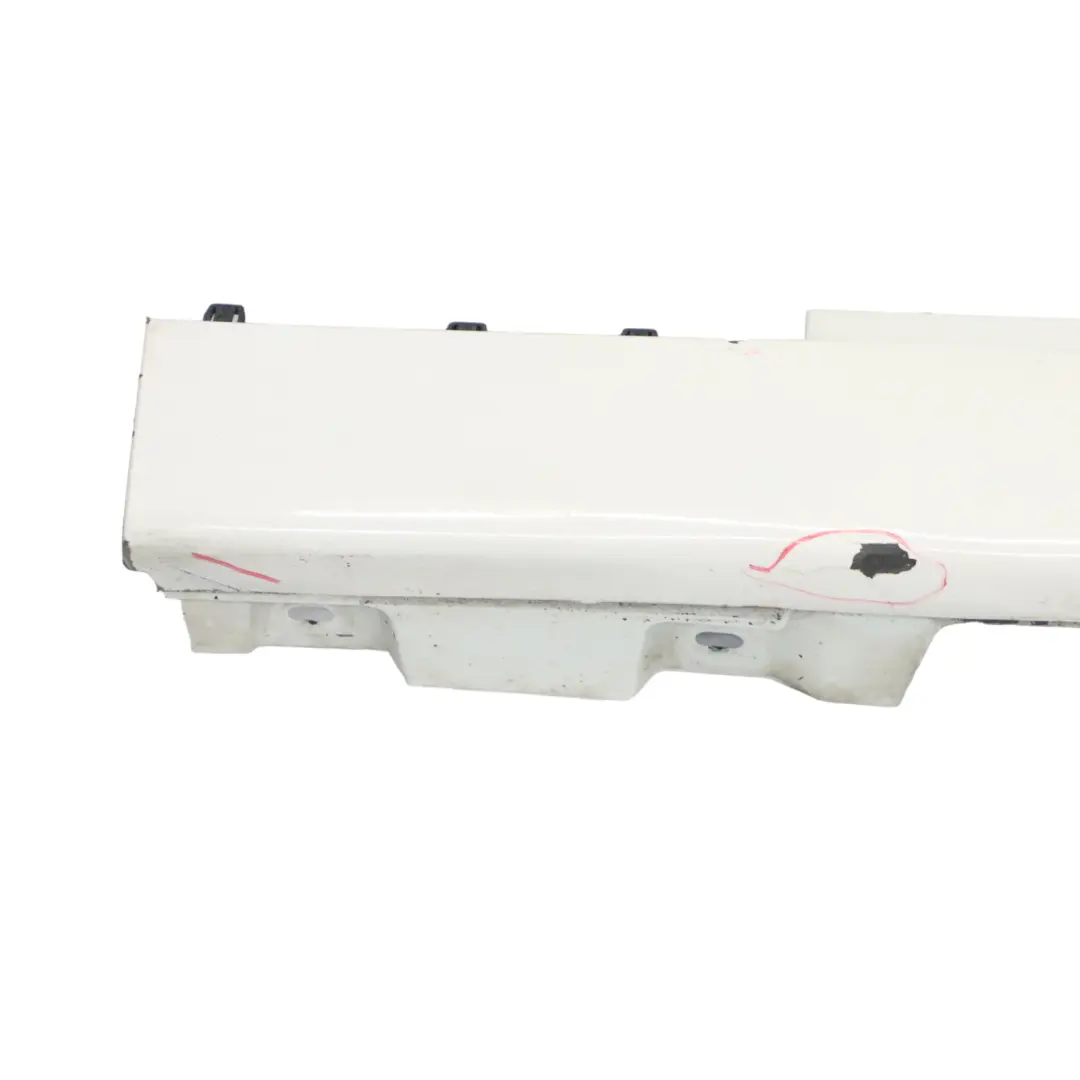 Faldón Lateral Puerta Umbral Panel Tapa Izquierda Alpinweiss 3 - 300 para BMW F10 F11 con número de pieza 2209827 BMW F10 F11 Faldón Lateral Puerta Umbral Panel Tapa Izquierda Alpinweiss 3 - 300 - SKU 2209827-AW2 - Número de pieza 2209827