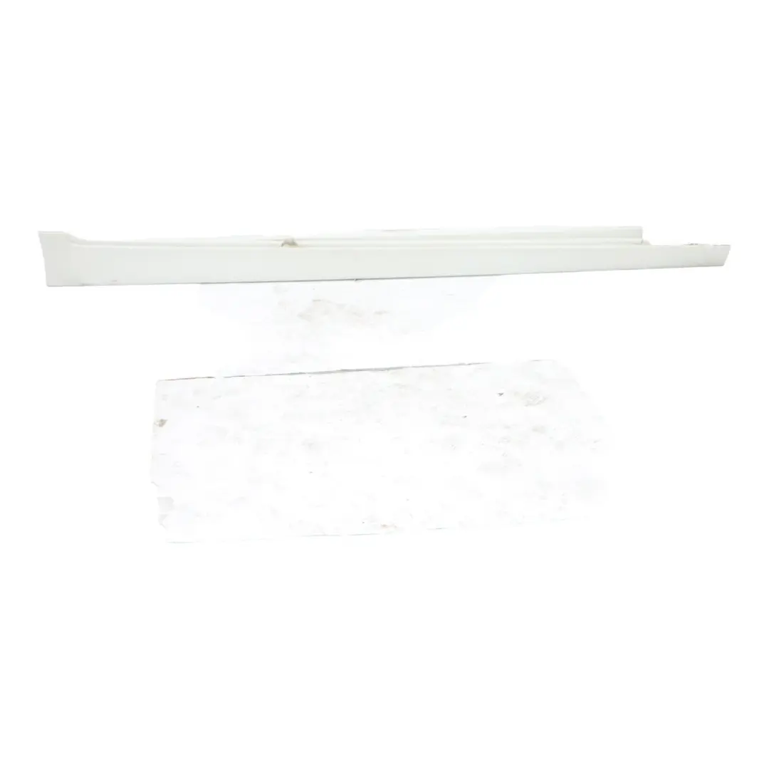 Gonna Laterale Destra Pannello di Copertura Soglia Alpinweiss 3 - 300 per BMW F10 con numero di parte 2209828 BMW F10 Gonna Laterale Destra Pannello di Copertura Soglia Alpinweiss 3 - 300 - SKU 2209828-AW1 - Numero di parte 2209828