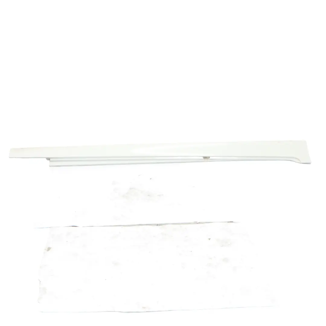 Gonna Laterale Destra Pannello di Copertura Soglia Alpinweiss 3 - 300 per BMW F10 con numero di parte 2209828 BMW F10 Gonna Laterale Destra Pannello di Copertura Soglia Alpinweiss 3 - 300 - SKU 2209828-AW1 - Numero di parte 2209828