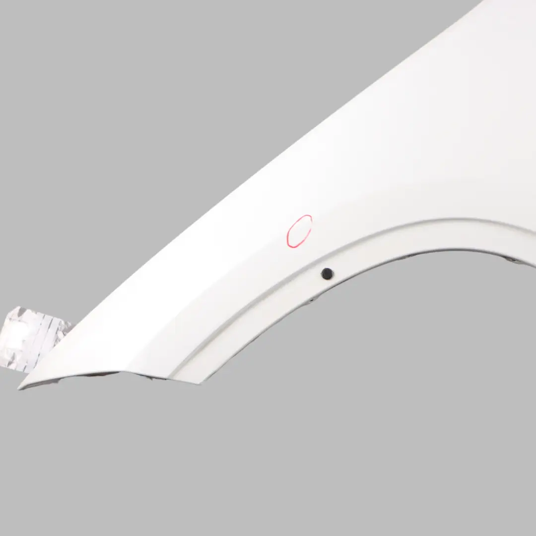 Parafango anteriore sinistro Copertura Alpinweiss Alpine White per BMW X1 E84 con numero di parte 2993155 BMW X1 E84 Parafango anteriore sinistro Copertura Alpinweiss Alpine White - SKU 2993155-AW - Numero di parte 2993155