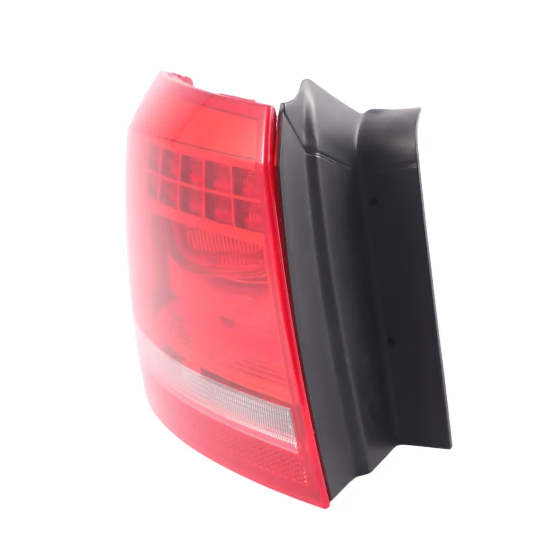 Tylna Lampa Klapy Bagażnika Lewa do Volkswagen Passat B7 o numerze 3AF945207B Volkswagen Passat B7 Tylna Lampa Klapy Bagażnika Lewa - SKU 3AF945207B - Numer Części 3AF945207B