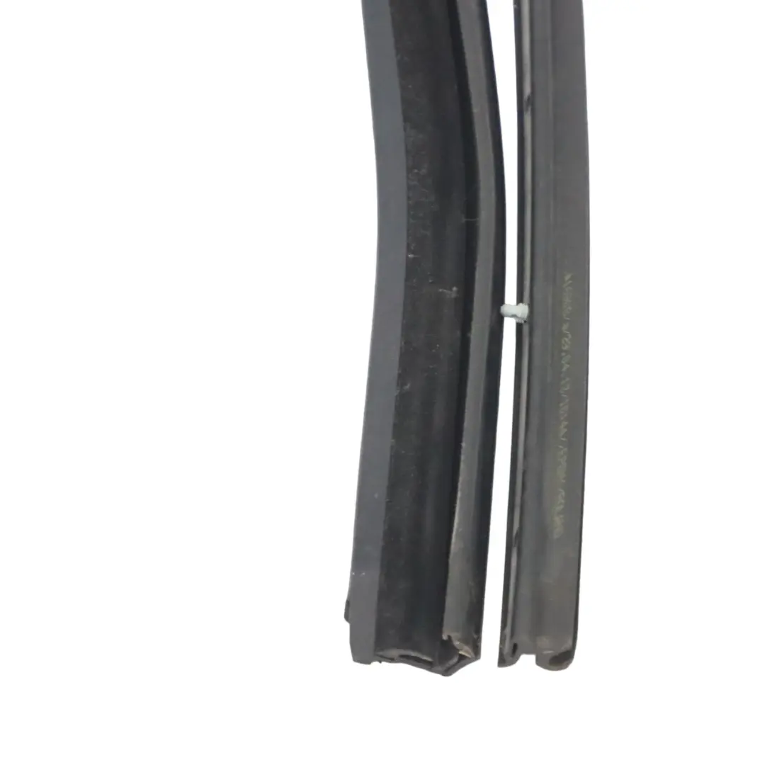 Joint de Vitre Porte Arrière Gauche d'Etanchéité pour Volkswagen Passat B7 à propos du numéro de pièce 3C9839431H Volkswagen Passat B7 Joint de Vitre Porte Arrière Gauche d'Etanchéité - SKU 3C9839431H - Numéro de pièce 3C9839431H