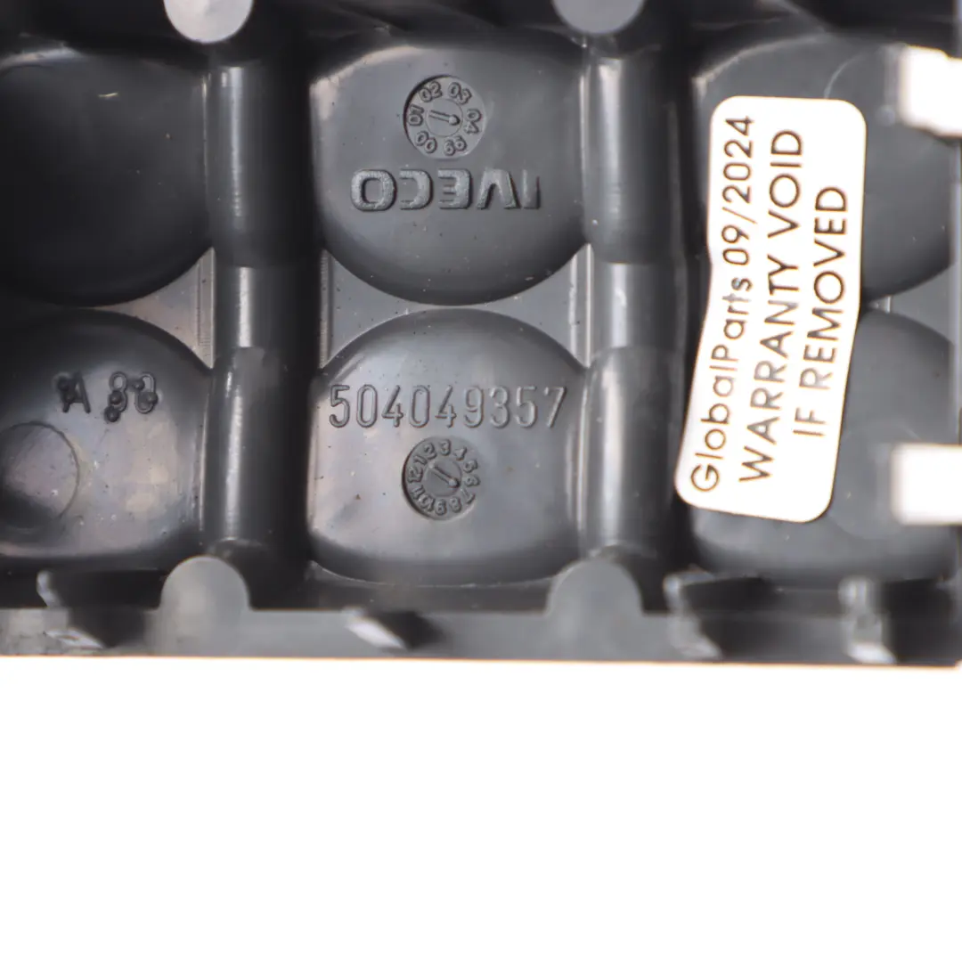 Eurocargo 75E15 cieco Plug Switch Grommet Cover Cap per Iveco con numero di parte 504049357 Iveco Eurocargo 75E15 cieco Plug Switch Grommet Cover Cap - SKU 504049357 - Numero di parte 504049357