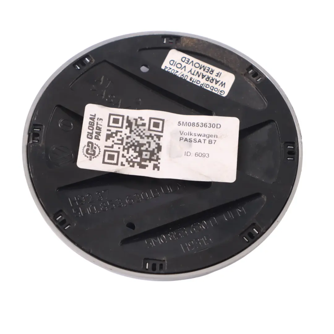 Volkswagen Passat B7 Emblema del Bagagliaio Posteriore Coperchio - SKU 5M0853630D - Numero di parte 5M0853630D