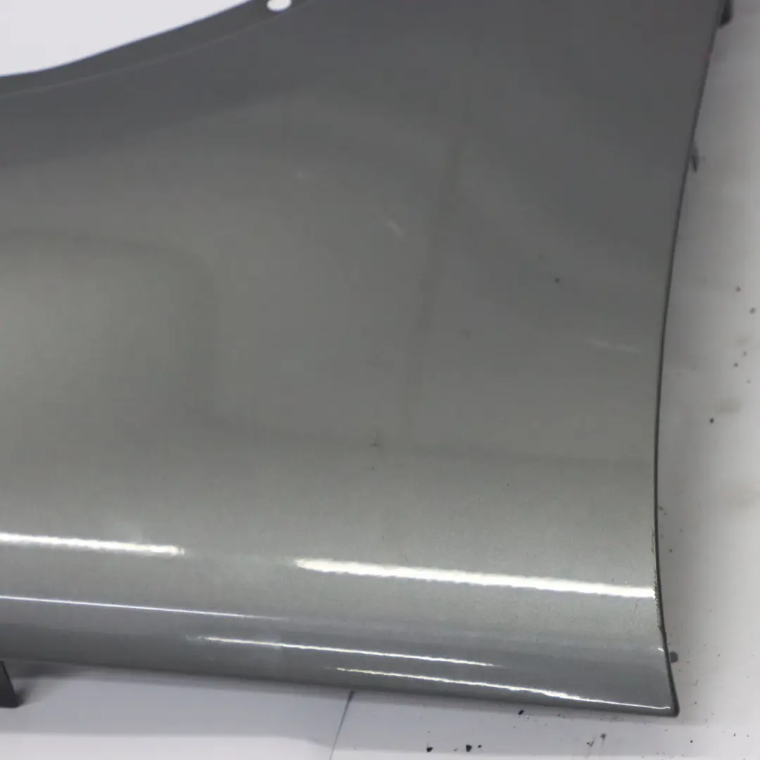 Ala Anteriore Destra Parafango Pepper Grey Grigio - D7R per Volkswagen Tiguan 5N con numero di parte 5N0821106A Volkswagen Tiguan 5N Ala Anteriore Destra Parafango Pepper Grey Grigio - D7R - SKU 5N0821106A-PEG - Numero di parte 5N0821106A