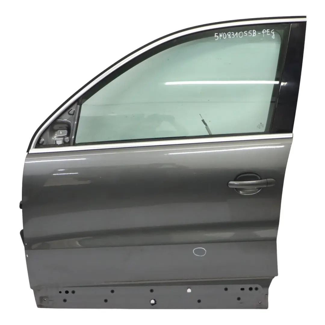 Puerta Delantera Izquierda Pepper Grey - D7R para Volkswagen VW Tiguan 5N con número de pieza 5N0831055B Volkswagen VW Tiguan 5N Puerta Delantera Izquierda Pepper Grey - D7R - SKU 5N0831055B-PEG - Número de pieza 5N0831055B