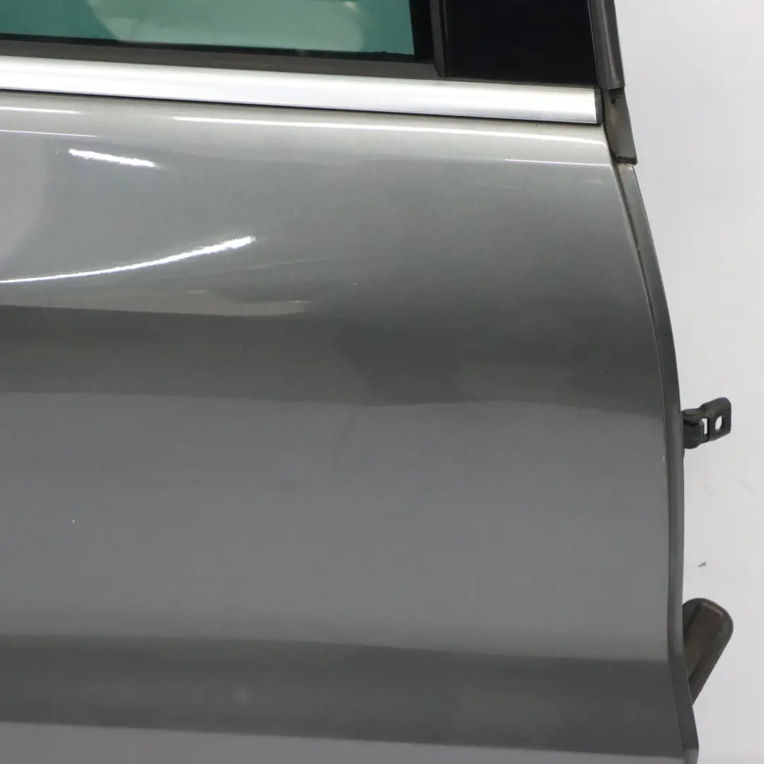 Puerta Trasera Derecha Pepper Grey Metallic - D7R para Volkswagen VW Tiguan 5N con número de pieza 5N0833056A Volkswagen VW Tiguan 5N Puerta Trasera Derecha Pepper Grey Metallic - D7R - SKU 5N0833056A-PEG - Número de pieza 5N0833056A