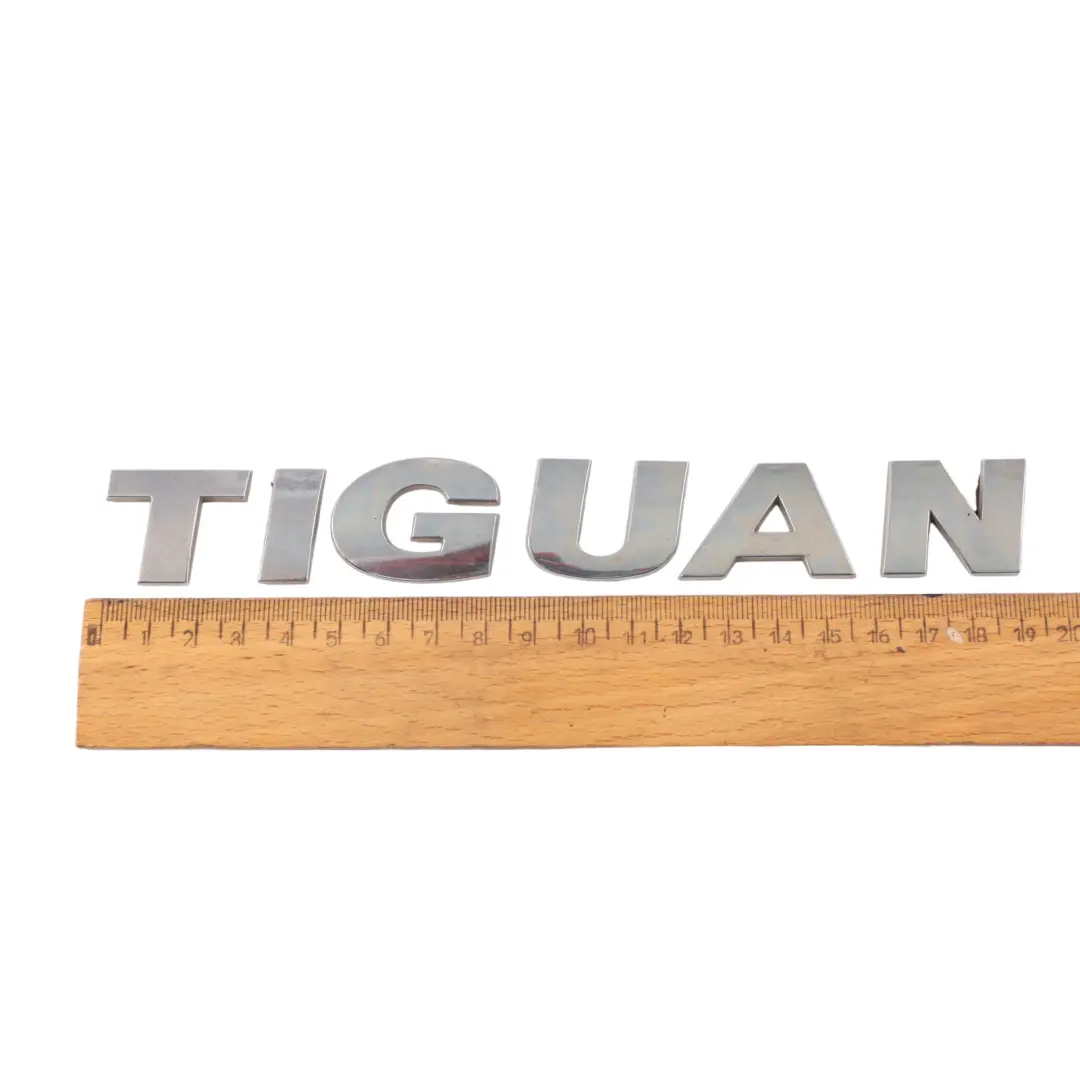 Volkswagen Tiguan 5N Portellone Posteriore Emblema Posteriore Tronco - SKU 5N0853687B - Numero di parte 5N0853687B