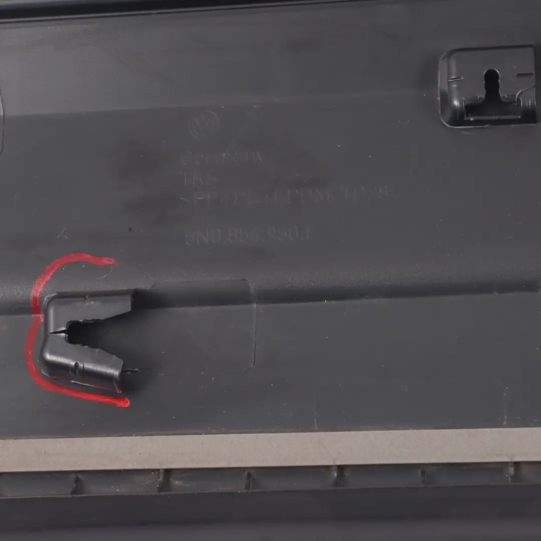 Panel Moldura Inferior Puerta Trasera Derecha para Volkswagen Tiguan 5N con número de pieza 5N0854950E Volkswagen Tiguan 5N Panel Moldura Inferior Puerta Trasera Derecha - SKU 5N0854950E - Número de pieza 5N0854950E
