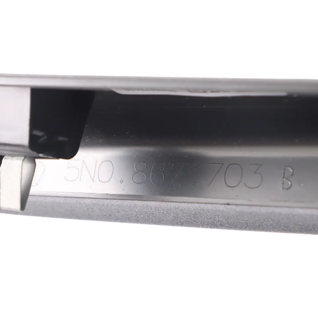 VW Tiguan 5N Osłona Listwa Panel Tylnej Szyby Lewy - SKU 5N0867703B - Numer Części 5N0867703B