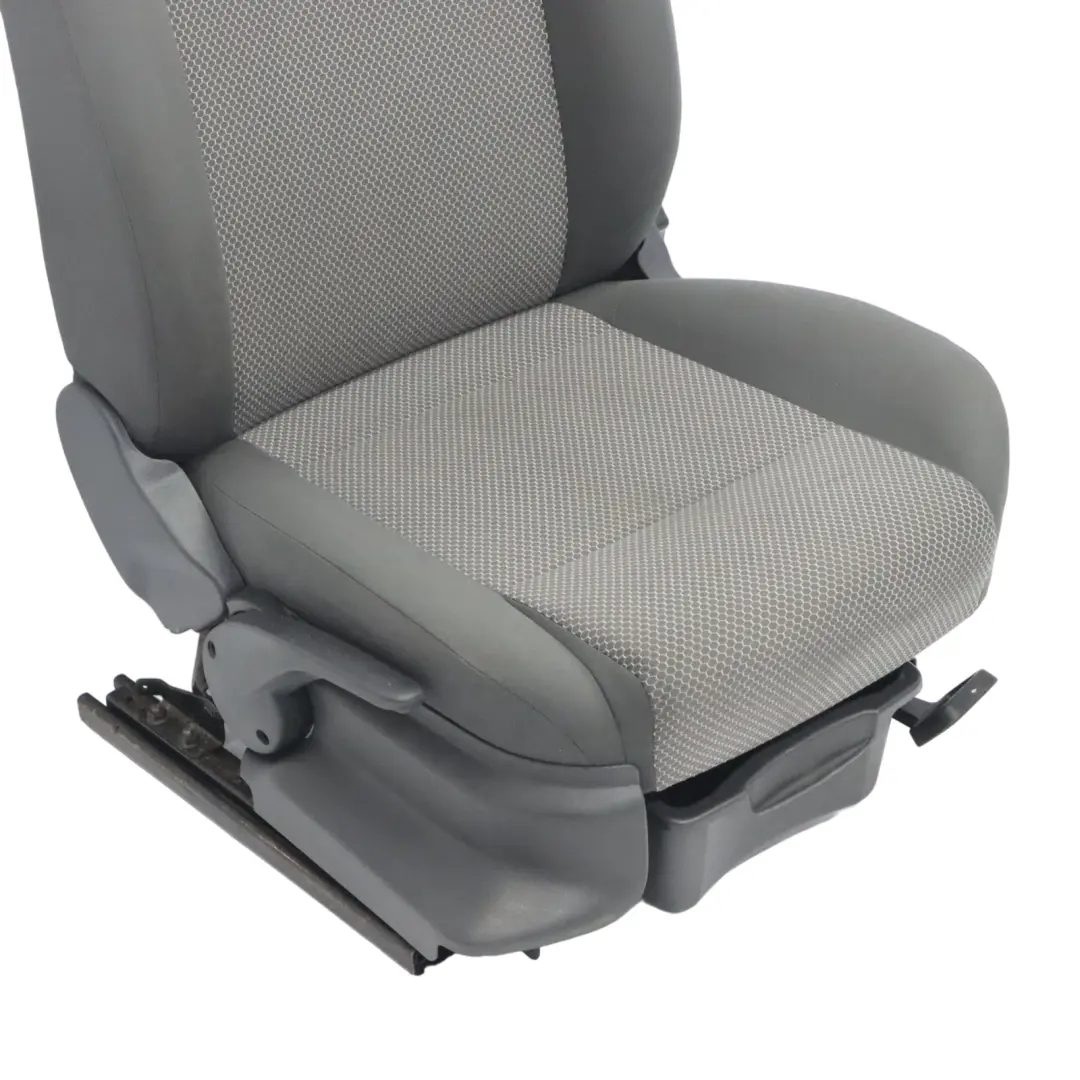 Fotel Przedni Prawy Przód Materiałowy Antracyt do Volkswagen FOX 5Z o numerze 5Z0881805R Volkswagen FOX 5Z Fotel Przedni Prawy Przód Materiałowy Antracyt - SKU 5Z0881805R-2 - Numer Części 5Z0881805R