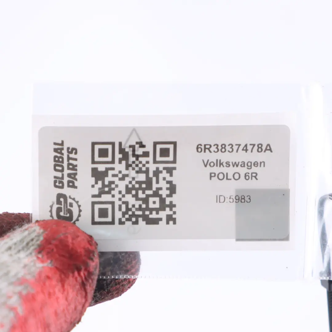 Listwa Zgarniająca Prawy Przód Przednia Prawa do Volkswagen Polo 6R o numerze 6R3837478A Volkswagen Polo 6R Listwa Zgarniająca Prawy Przód Przednia Prawa - SKU 6R3837478A - Numer Części 6R3837478A