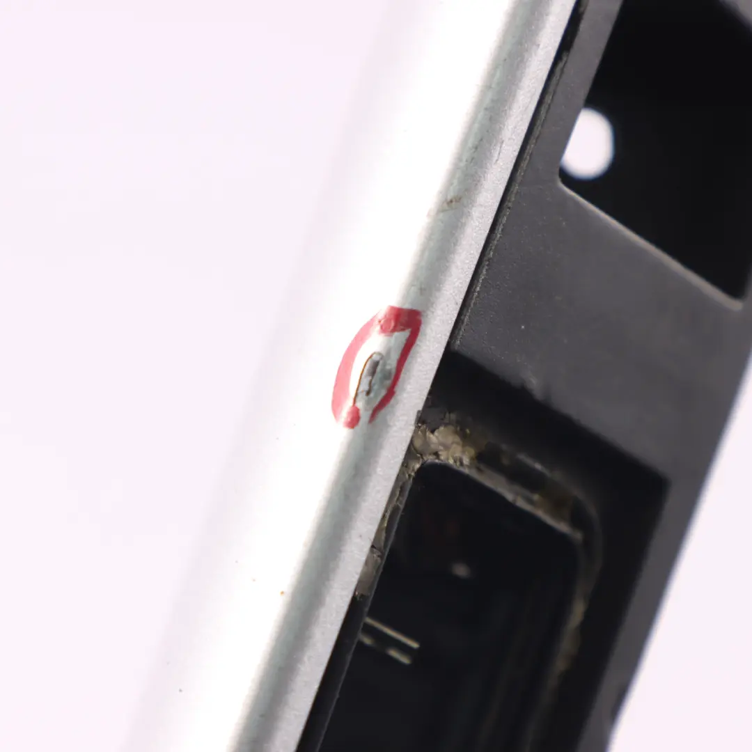 Tapa Trasera del Maletero Manija Titansilber Plata - 354 para BMW X5 E53 con número de pieza 7054941 BMW X5 E53 Tapa Trasera del Maletero Manija Titansilber Plata - 354 - SKU 7054941-TS3 - Número de pieza 7054941