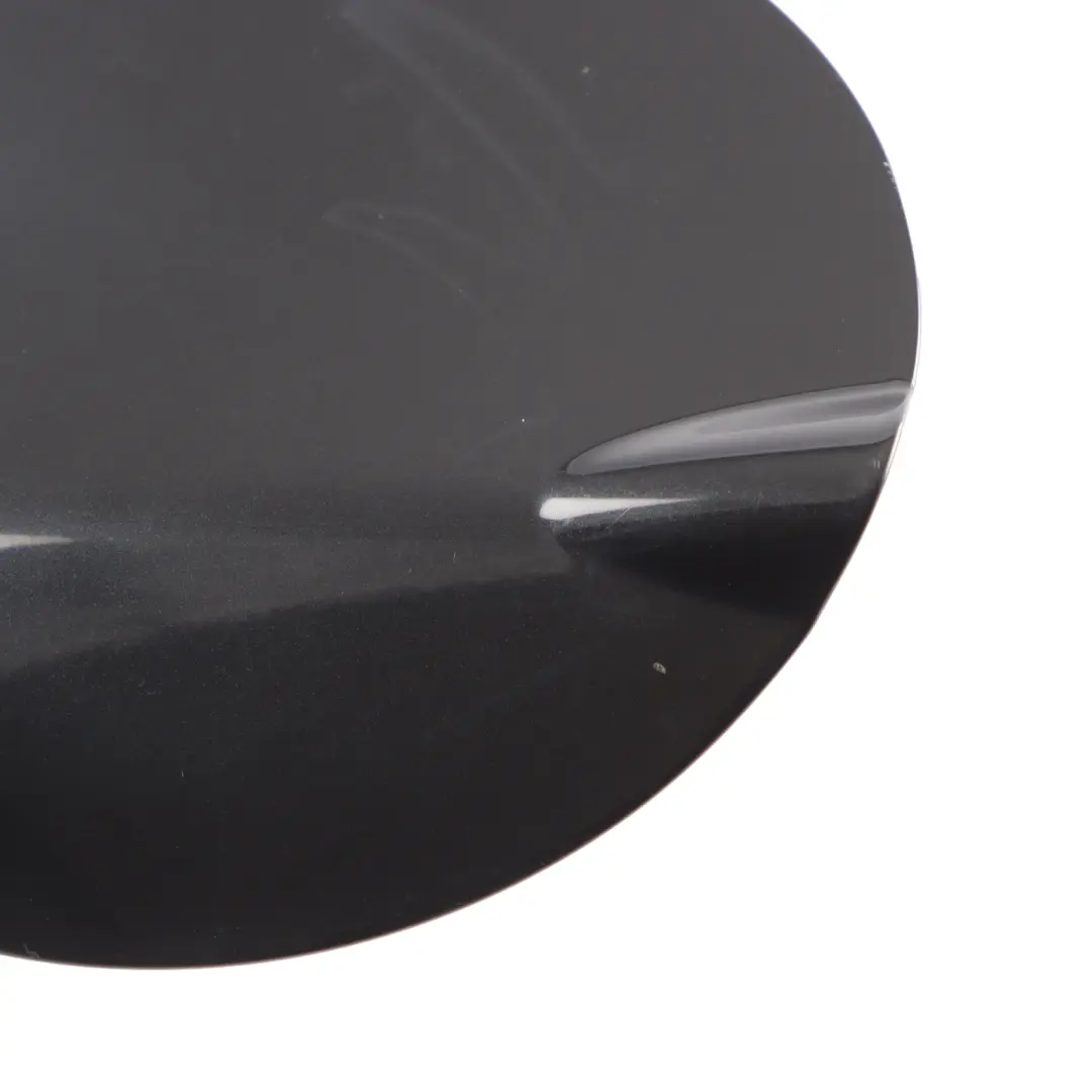 Coperchio sportello riempimento carburante Black Sapphire Metallic per BMW E87 LCI con numero di parte 7060691 BMW E87 LCI Coperchio sportello riempimento carburante Black Sapphire Metallic - SKU 7060691-BS1 - Numero di parte 7060691