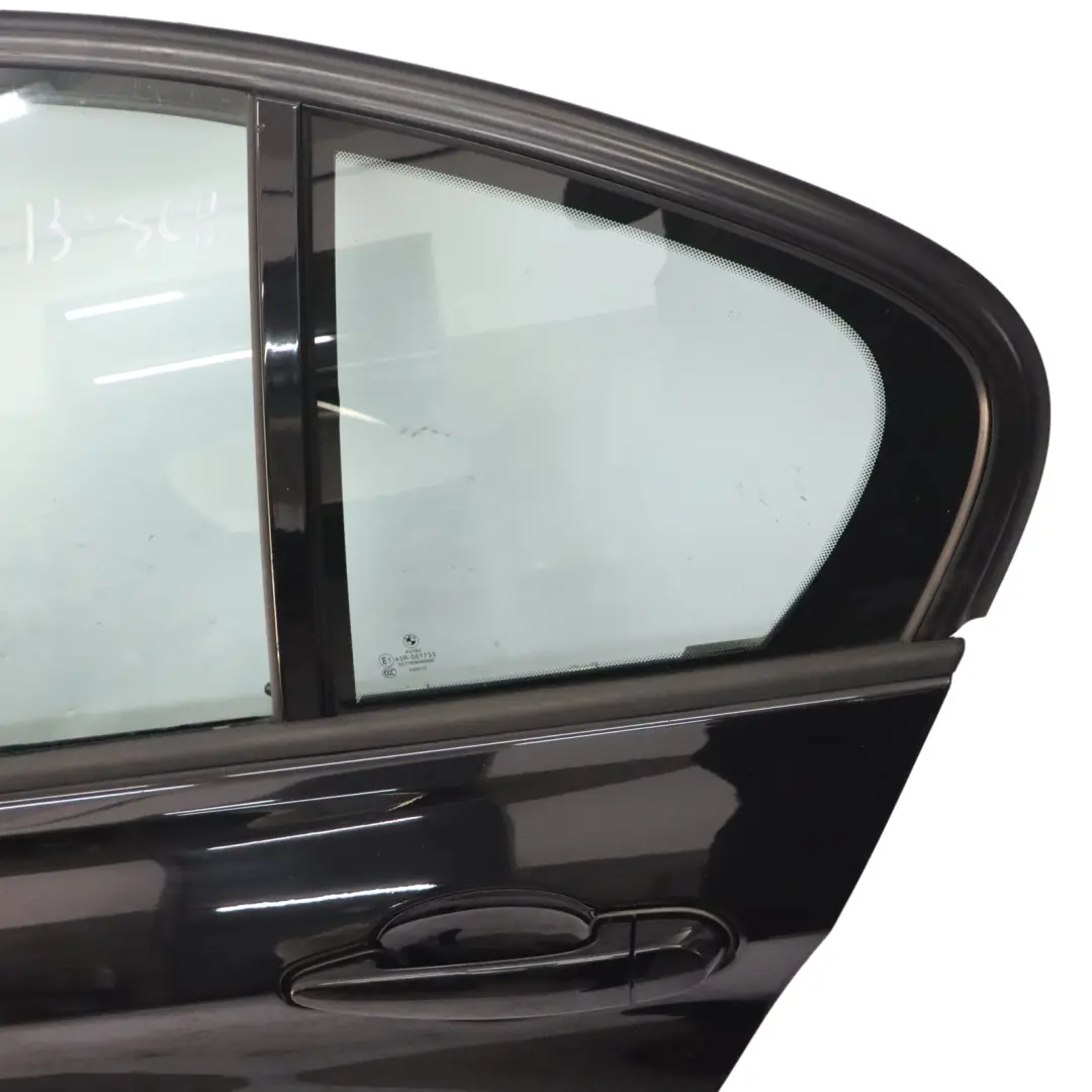 Porta posteriore sinistra Schwarz 2 Nero - 668 per BMW F30 Berlina con numero di parte 7298513 BMW F30 Berlina Porta posteriore sinistra Schwarz 2 Nero - 668 - SKU 7298513-SCH - Numero di parte 7298513