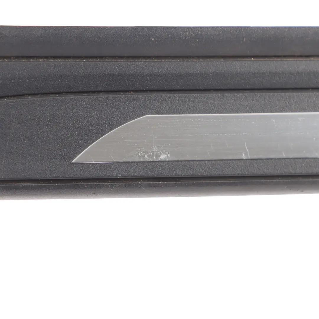Coperchio Porta Sill Strip Anteriore Destra Trim per BMW E88 Sport con numero di parte 7335114 BMW E88 Sport Coperchio Porta Sill Strip Anteriore Destra Trim - SKU 7335114 - Numero di parte 7335114